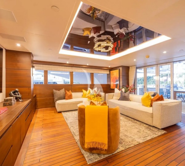 Interior Relaxation Area With Bar