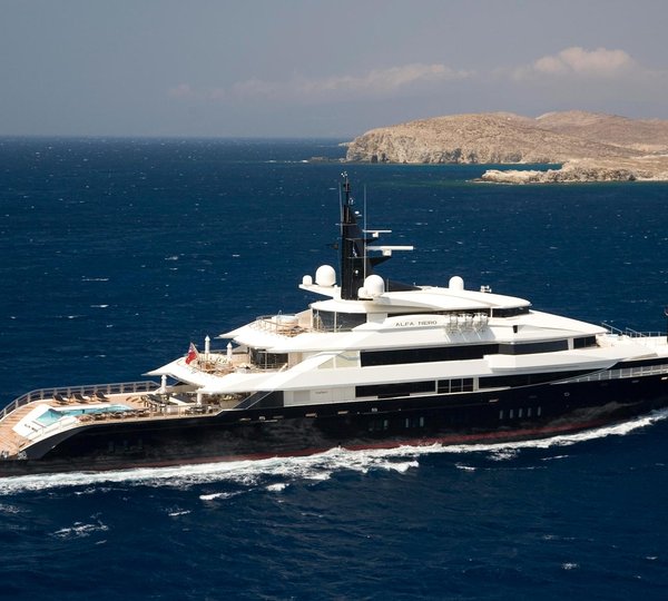 Luxury Motor Yacht ALFA NERO Cruising