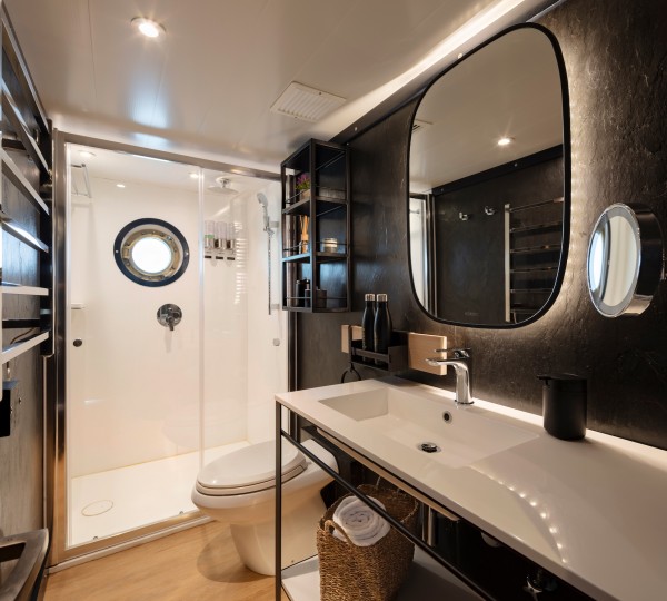 Master Ensuite Albert Deck