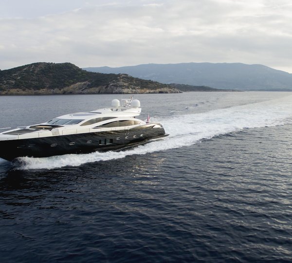 Sunseeker Predator 92 Underway