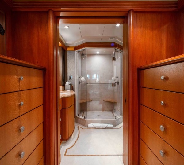 VIP - Walk Through Closet