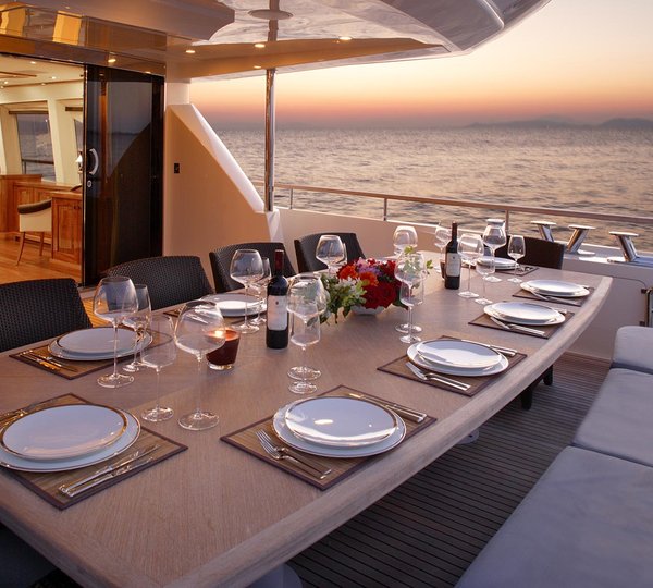Yacht DRAGON - Alfresco Dining At Dusk