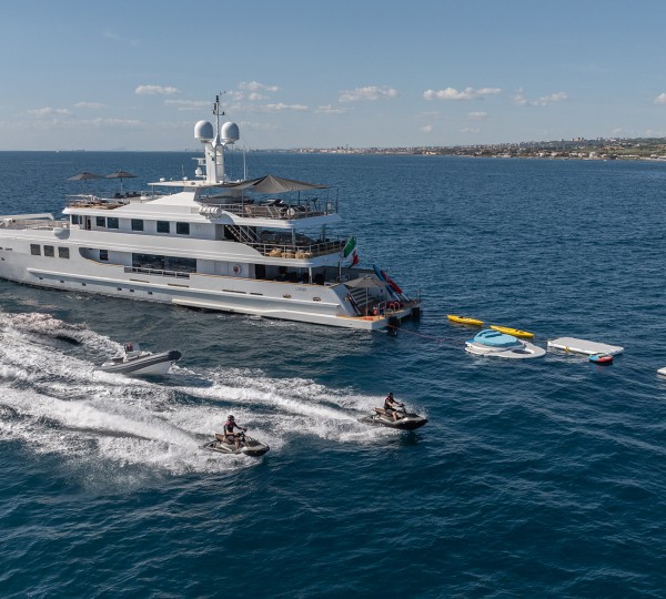 Yacht R23 With Toys