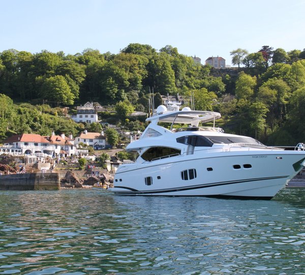 Yacht-high-energy - Sunseeker 88 - Moored