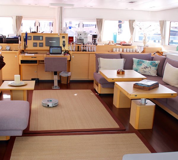 Lagoon 62 Avalon Saloon