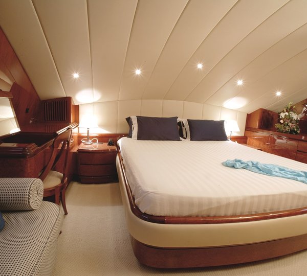 Spacious Double With Desk And Sofa