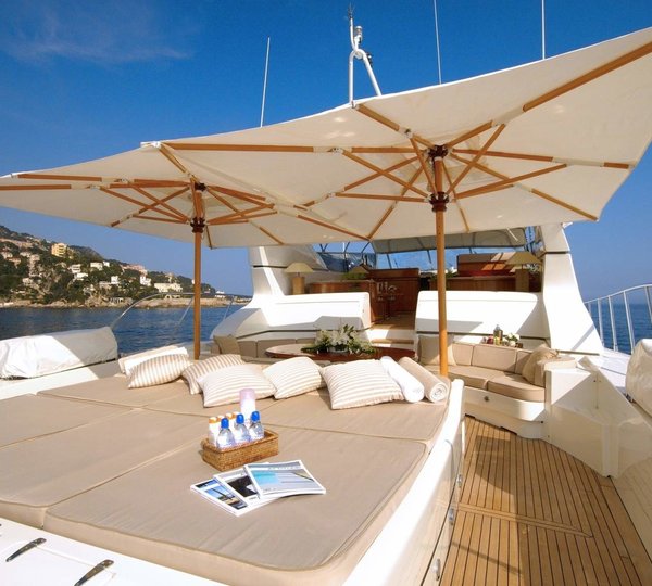 Life On Yacht ELLICHA