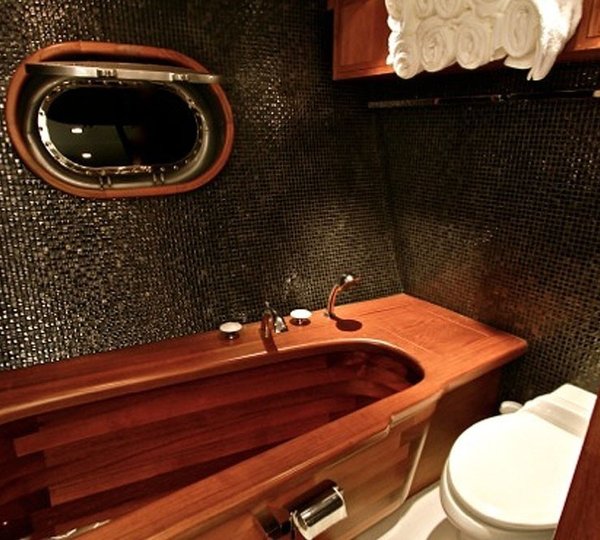 The 32m Yacht SILVER LINING