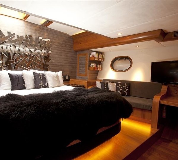 The 32m Yacht SILVER LINING