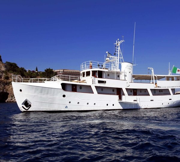 The 35m Yacht BUENA CHICA