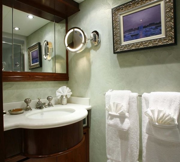 Bath On Yacht OCEAN CLUB