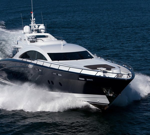 Forward: Yacht QUANTUM's Cruising Photograph