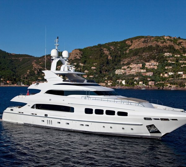 Profile Aspect Aboard Yacht MANIFIQ