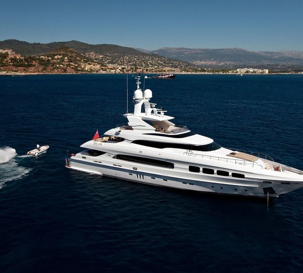 Profile On Yacht MANIFIQ