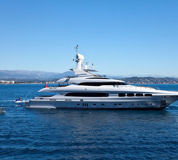 Profile On Yacht MANIFIQ