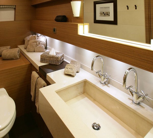 Twin Bed Bath On Yacht NAMASTE 8