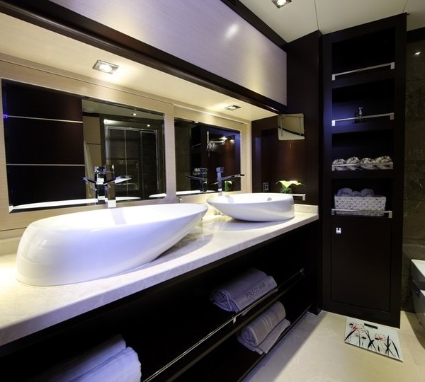 Guest's Bath On Board Yacht PERLA DEL MARE