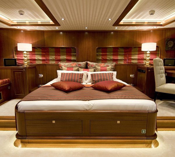 Profile: Yacht CLEAR EYES's Main Master Cabin Photograph