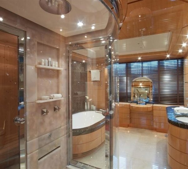 360 Showering Area On Yacht 360&DEG;