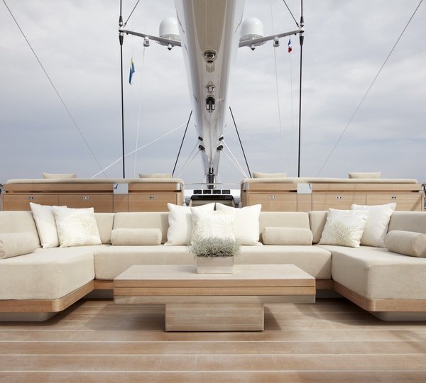 Fore: Yacht TWIZZLE's Fly-bridge Captured