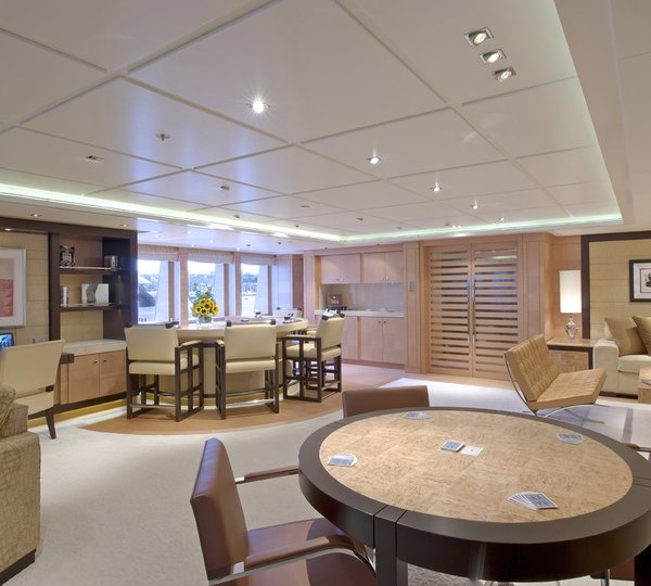 Cards: Yacht HUNTRESS's Bridgedeck Deck Saloon Image