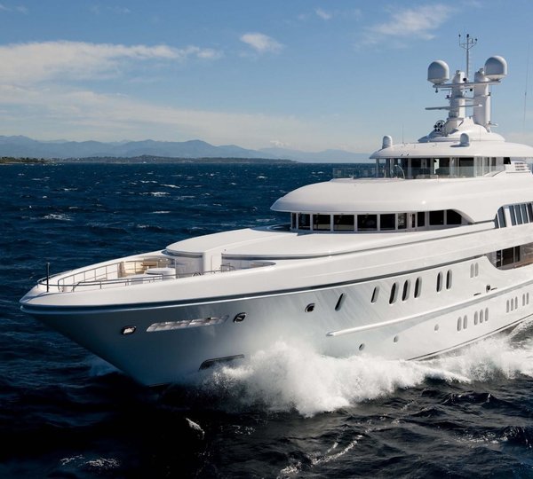 Forward Aspect: Yacht HUNTRESS's Cruising Photograph