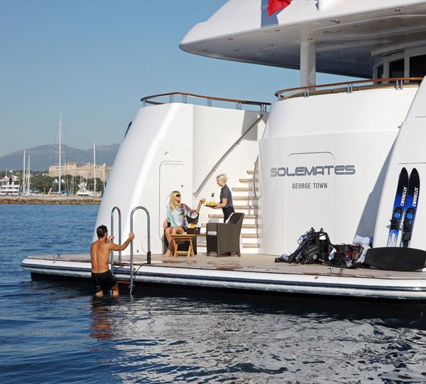 Daytime: Yacht HUNTRESS's Beach Beachclub Captured