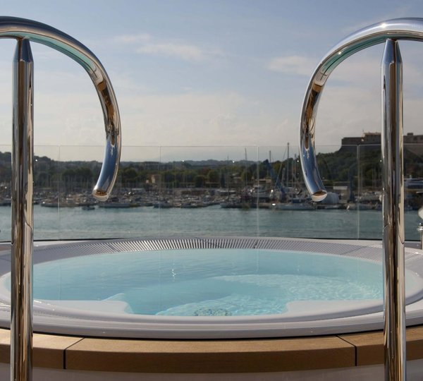 Detail: Yacht HUNTRESS's Jacuzzi Pool Captured