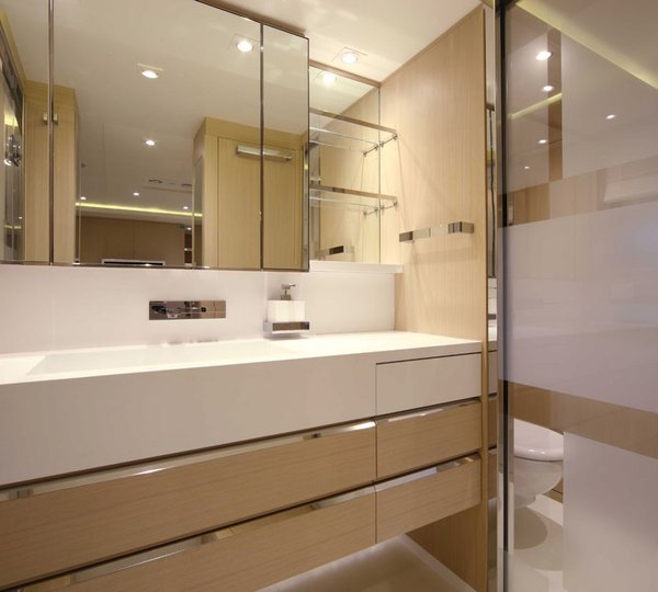 En Suite On Board Yacht LIGHT HOLIC