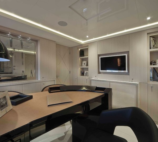 Main Master Study On Yacht LIGHT HOLIC