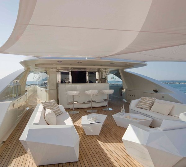 Drinks Bar: Yacht LIGHT HOLIC's Upper Deck Image