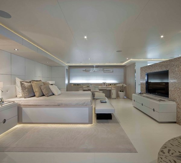 Main Master Cabin Aboard Yacht LIGHT HOLIC