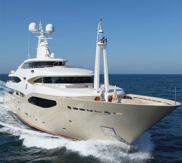 Forward Aspect On Yacht LIGHT HOLIC