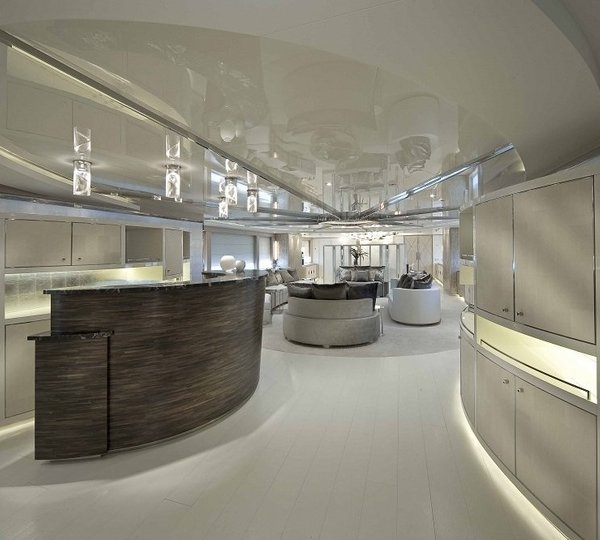 Aft: Yacht LIGHT HOLIC's Premier Saloon Image
