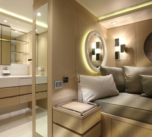 Berth: Yacht LIGHT HOLIC's Twin Bed Cabin Image