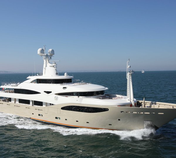 Profile Aspect Aboard Yacht LIGHT HOLIC