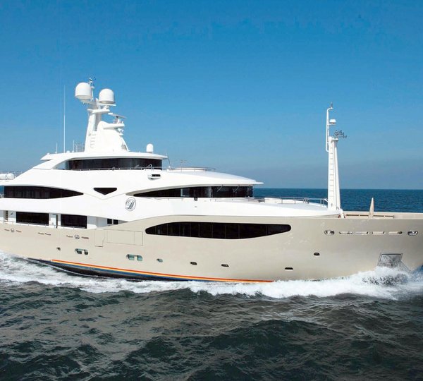 Overview On Board Yacht LIGHT HOLIC