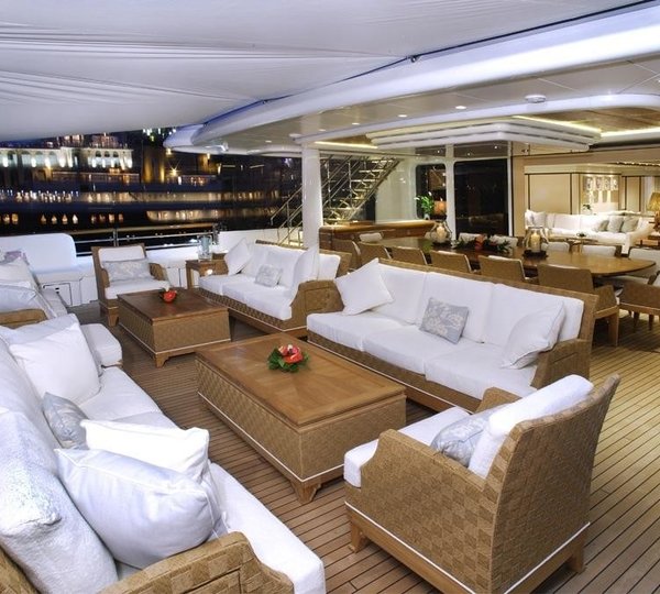 Sitting: Yacht BATON ROUGE's Deck Photograph