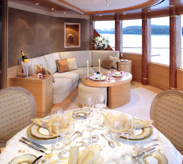 Eating/dining: Yacht LAUREL's Observance Lounging Photograph