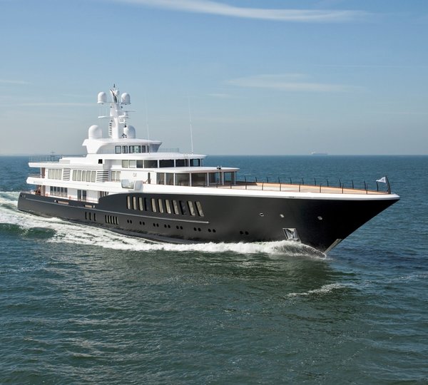 Profile: Yacht AIR's Cruising Photograph