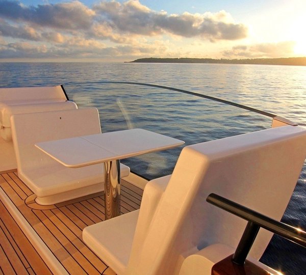 Sitting: Yacht AIR's Profile Deck Image