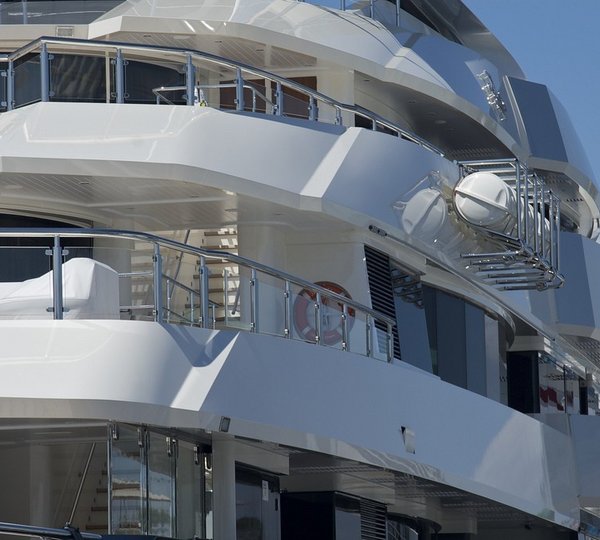 Close Up: Yacht SEVEN SEAS's Forward Aspect Photograph