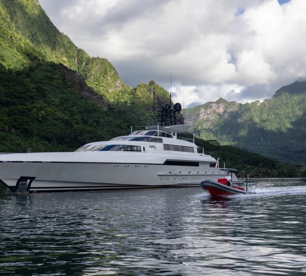 Superyacht DRAGONFLY