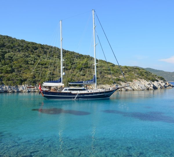 S/Y BLUE HEAVEN - Anchored