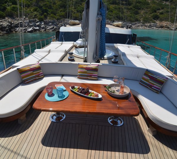 Foredeck with seating and dining