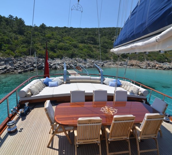Aft deck dining