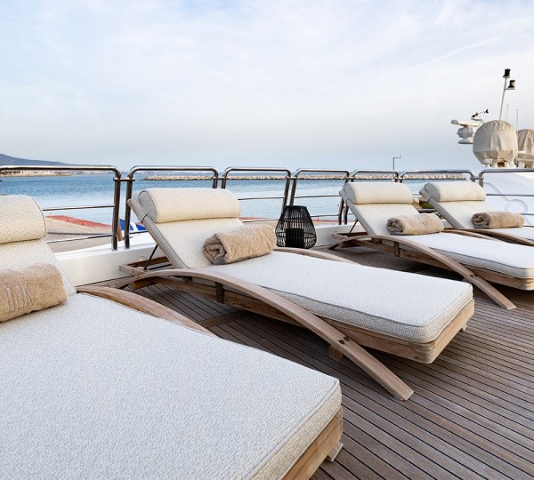 Flybridge sun loungers