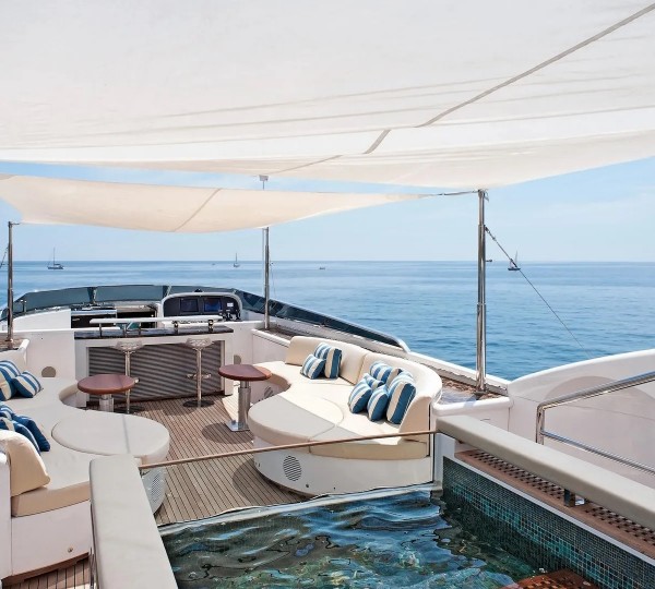 Jacuzzi And Seating On Sun Deck