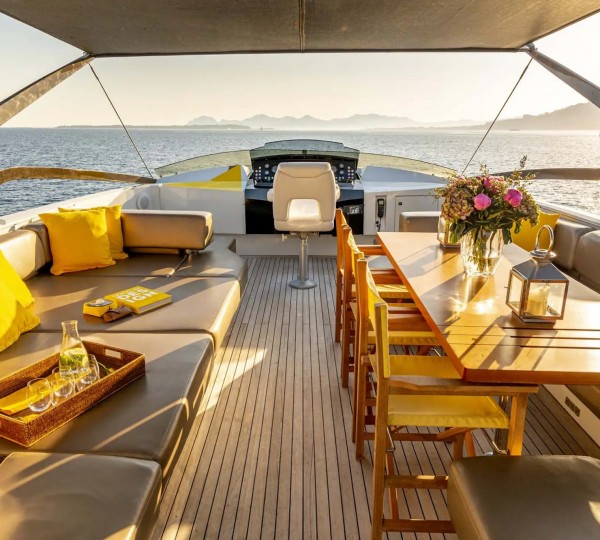 Lounge On Flybridge Deck
