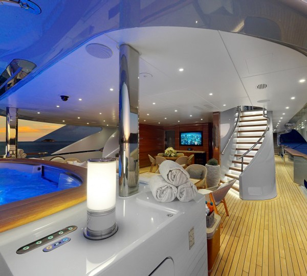 Deck Jacuzzi Hull View